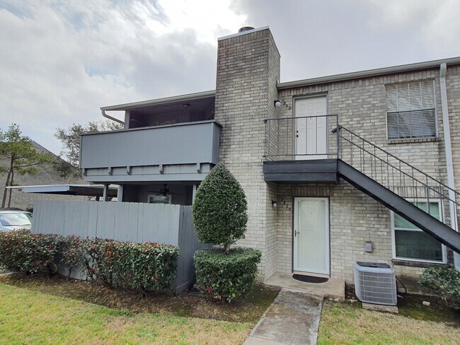 Building Photo - 9700 Leawood Blvd