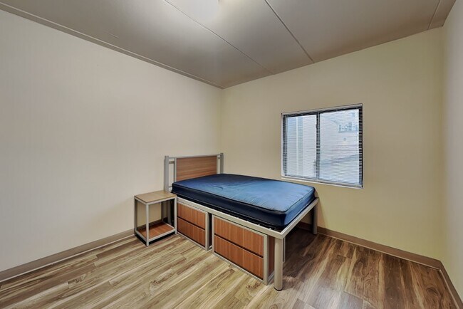 Building Photo - 215 Stanton Ave
