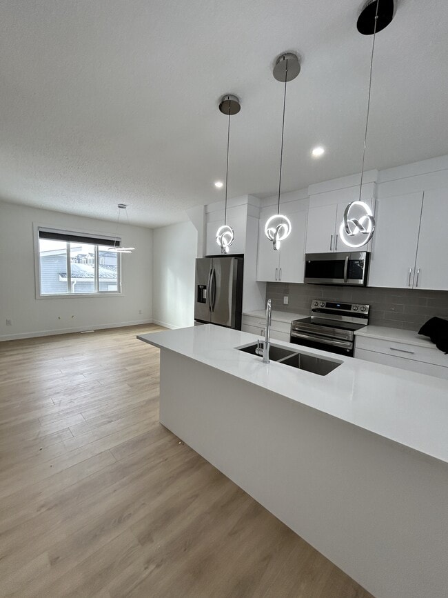 Building Photo - 6625-6642 42 Ave