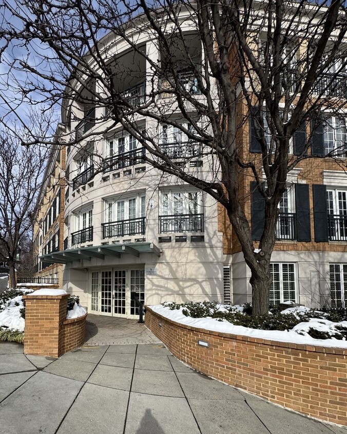 Foto principal - Large 2BR/2.5BA in Georgetown Heights with...