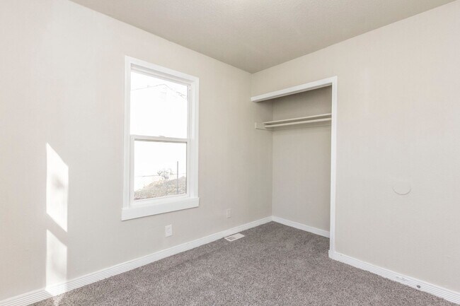 Foto del edificio - 2-Bedroom, 1-Bathroom Home for Rent