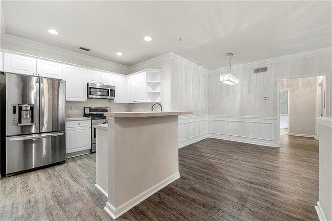 Building Photo - 2400 Cumberland Pkwy SE