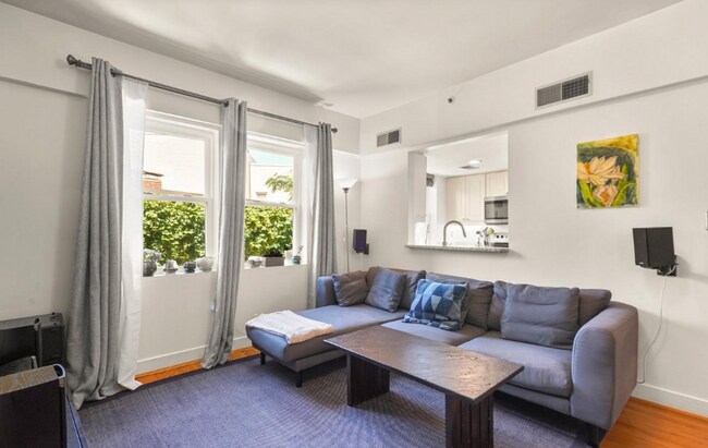 Foto del edificio - Bright Two Bedroom Dream in Dupont!