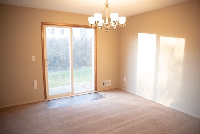 Foto del edificio - 10646 Hummingbird St NW