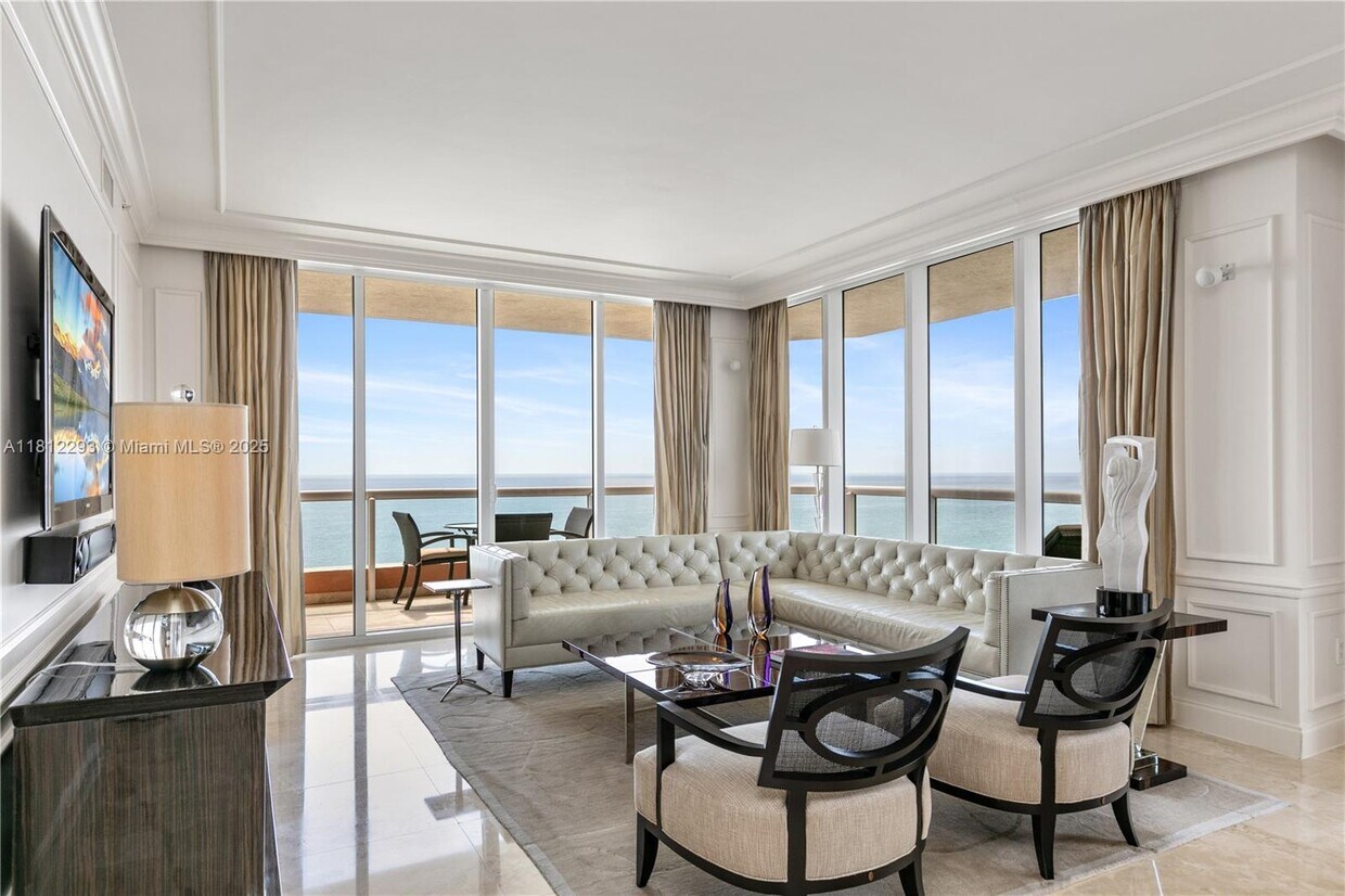 Foto principal - 17875 Collins Ave