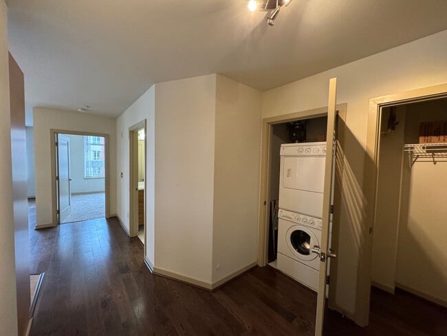 Foto del edificio - Spacious 2 bed 2 bath, 1000+ sq ft. condo on Market St in Ballard