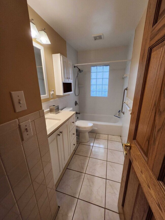 Foto del edificio - Rare lakefront property for lease! Duplex ...