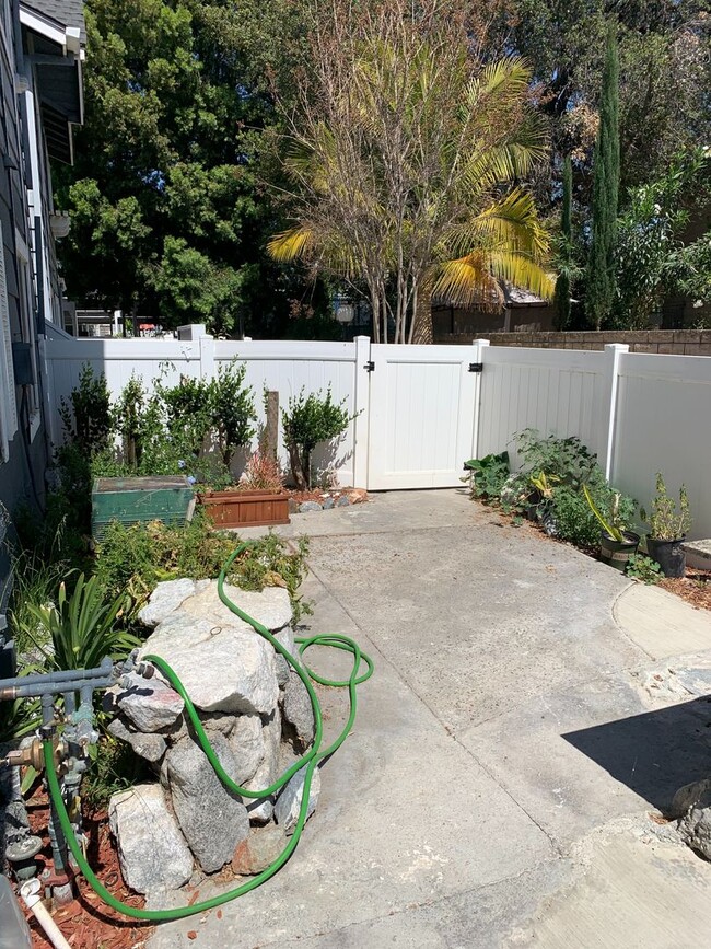 Foto del edificio - 1st floor 2+2 w/oversized patio, water + t...