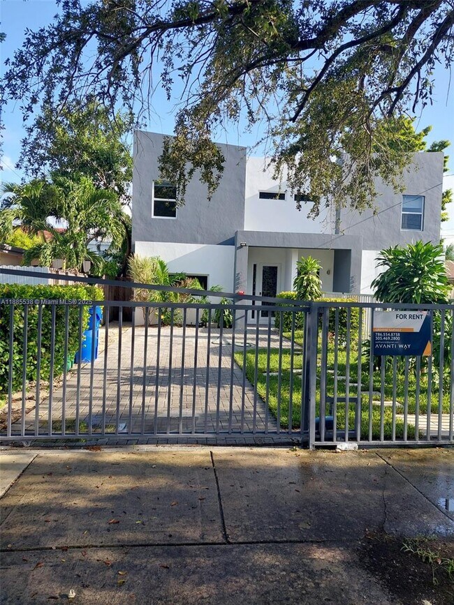 Building Photo - 2839 SW 25th Ter