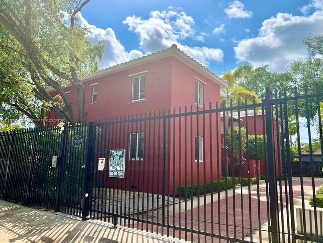 Foto del edificio - 544 NE 62nd St