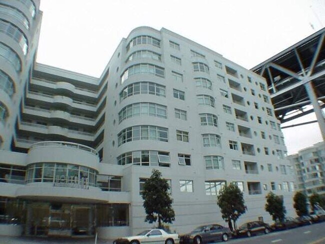 Foto del edificio - Posh 1 bedroom + den with 1 bath at desira...