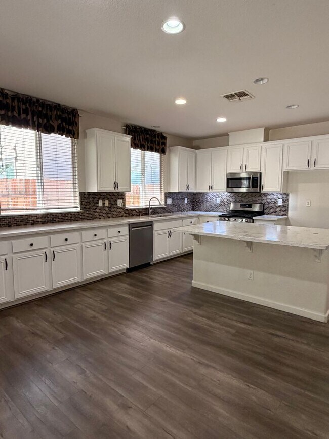 Foto del edificio - Cozy and Spacious Home in Elk Grove