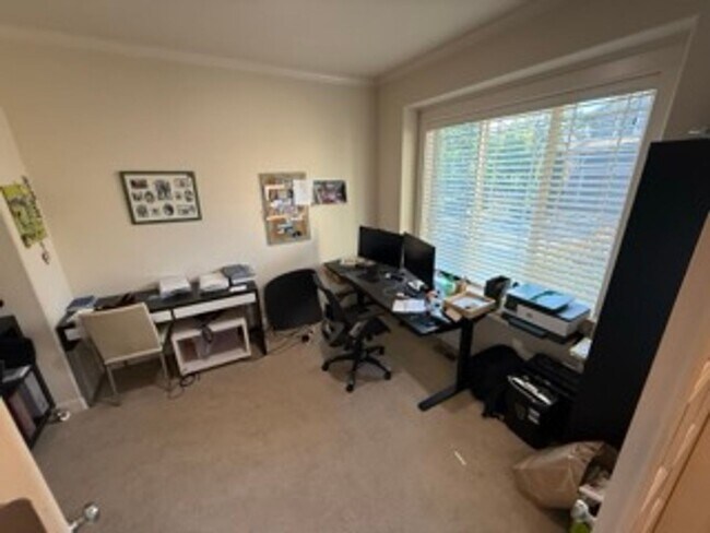 Building Photo - Modern 4BR Home in Redmond with Spacious L...