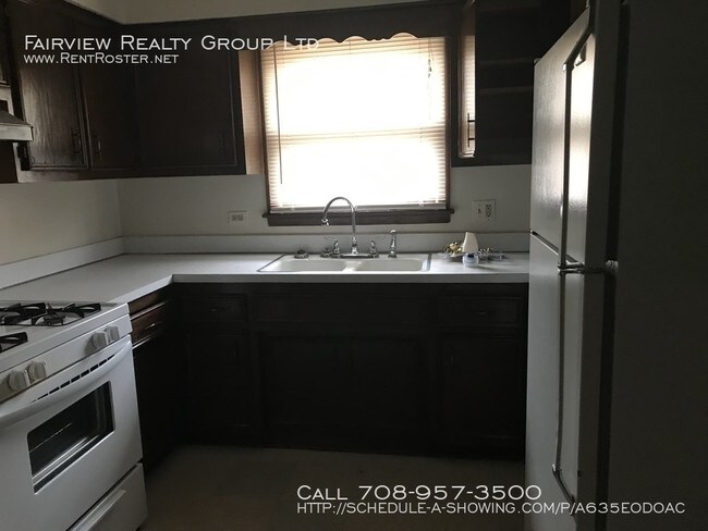 Building Photo - 17385 70th Ave - F - 2 beds, 1 full bath