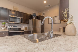 Building Photo - Vantage at Hutto