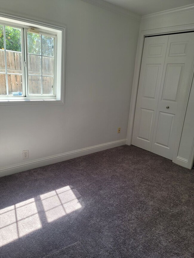 Building Photo - 2 Bedroom- 1-Bath house in North Bakersfield