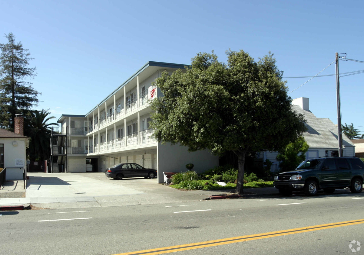 Building Photo - Douglas Flats