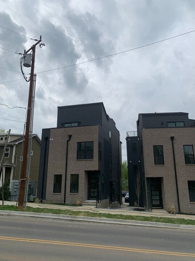 Foto principal - Riverside Townhome for Rent!