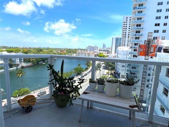 Foto del edificio - 2401 Collins Ave