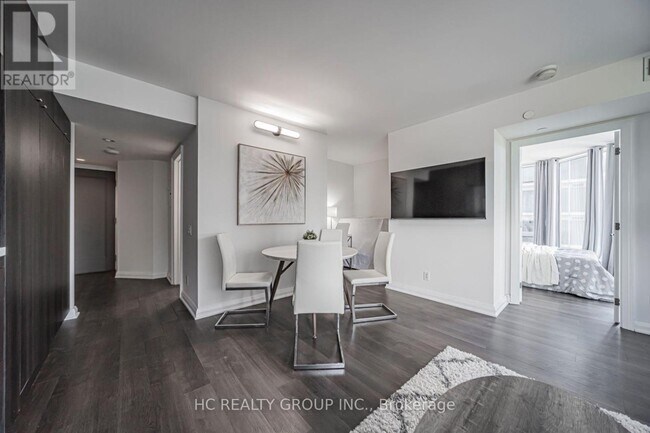 Photo du bâtiment - 155 Yorkville Ave
