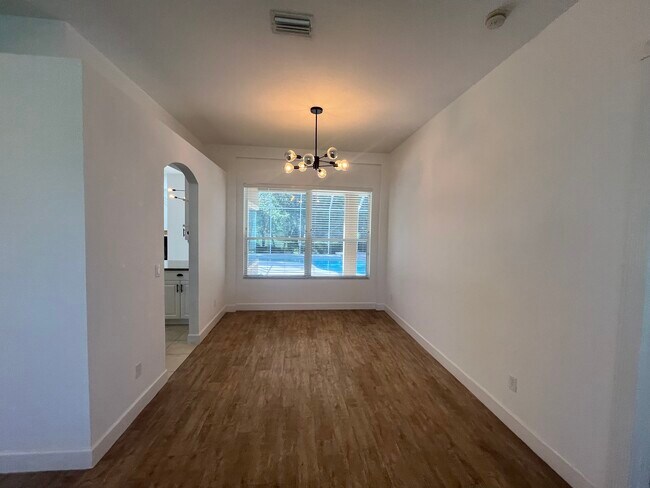 Building Photo - 1220 Hampstead Ln