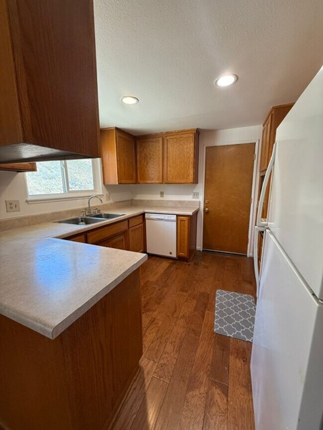 Foto del edificio - 4 bed, 2 1/2 bath home with RV access