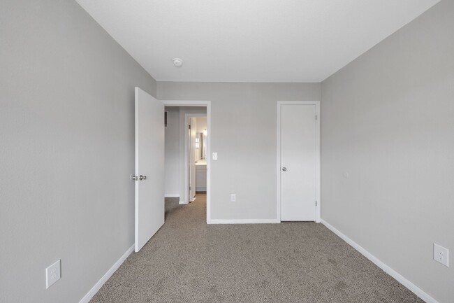 Foto del edificio - South Pointe Townhomes