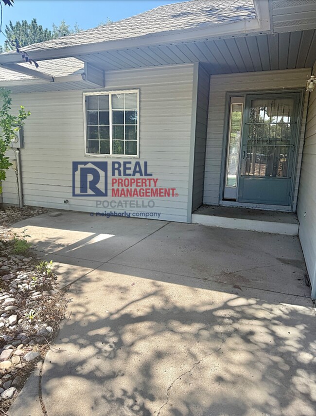 Foto del edificio - Beautiful 4 bed 2 1/2 bath - 3 car garage
