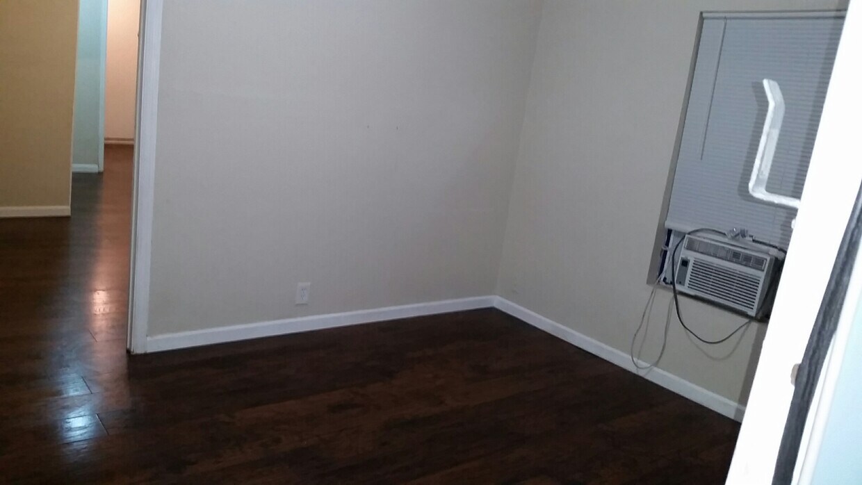 Living RM - 318 Hollenbeck Ave