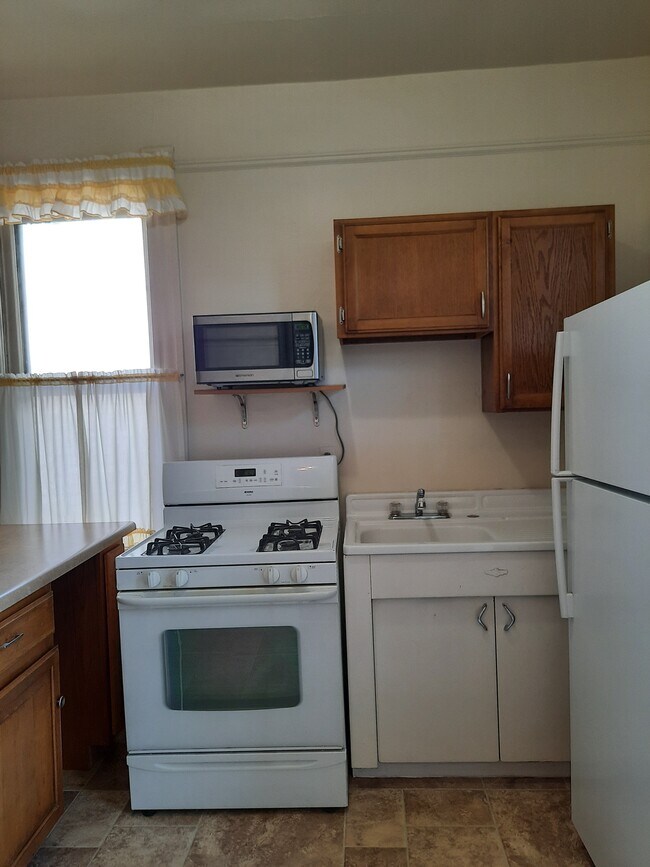 Kitchen - 1743 N Clarkson St