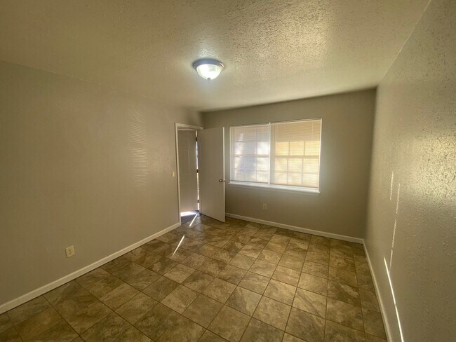 Foto del edificio - 4 bedroom 2 bath - walking distance to Moo...