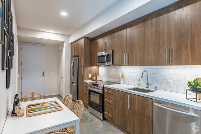 1BR, 1 BA - 643SF - 4th and J