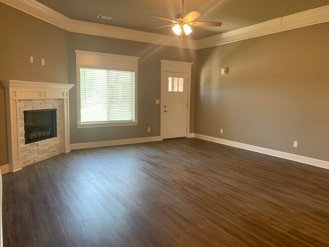 Foto del edificio - FIRST MONTHS RENT FREE! 3 BEDROOM HOUSE! L...