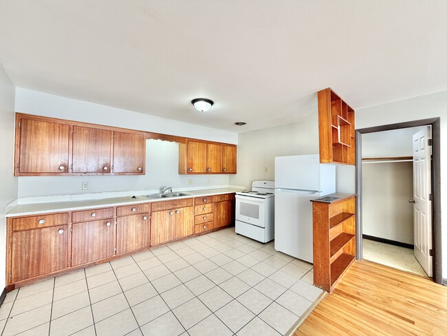 Building Photo - Lake Point Apartments