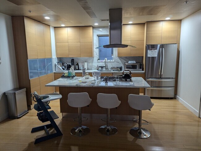 Building Photo - 321 W 2nd St