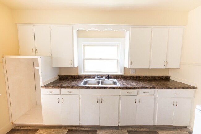 Building Photo - Three bedroom one bathroom home for rent