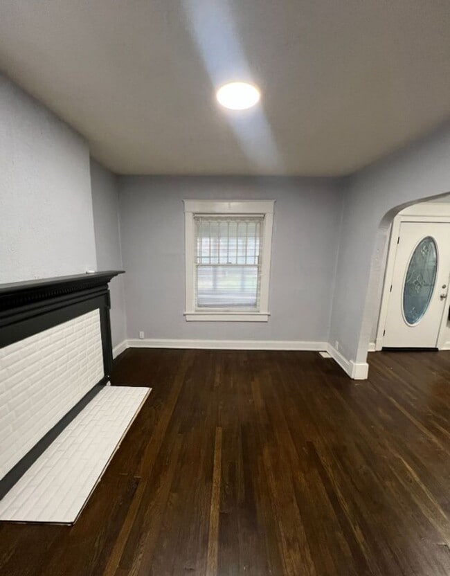 Building Photo - Spacious 5 Bedroom Bungalow in Historic No...