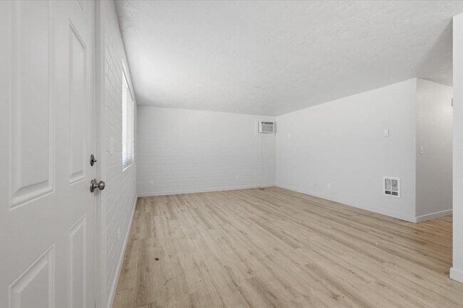 Building Photo - 3114 Iowa Ave