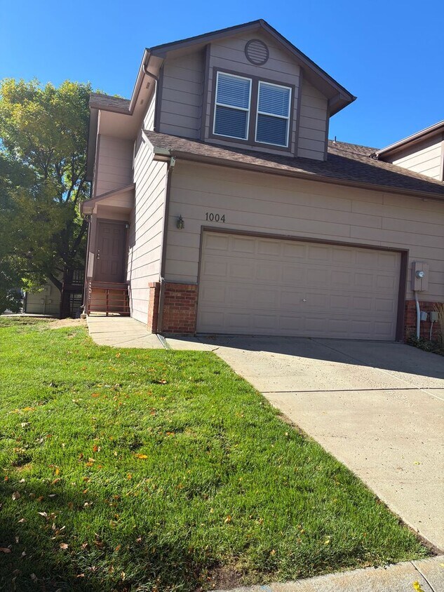 Foto principal - Beautiful 3 bedroom, 2 and 2-1/2 bath Townhome with 2 car attached garage and Finished Basement w...