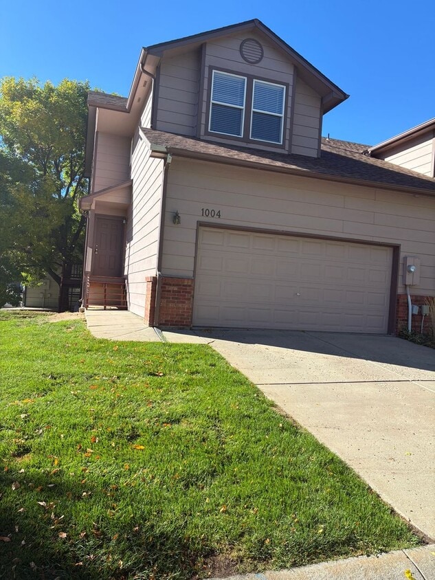 Primary Photo - Beautiful 3 bedroom, 2 and 2-1/2 bath Townhome with 2 car attached garage and Finished Basement w...