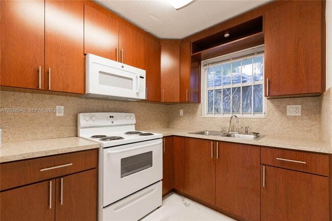 Building Photo - 1060 NE 78th St