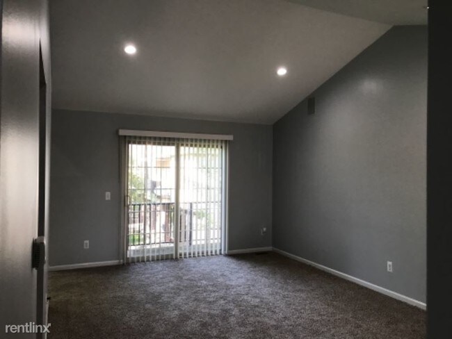 Building Photo - 16701 Kensington Dr
