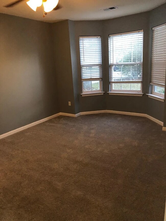 Building Photo - 698 Pepperbush Dr