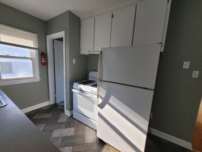 Building Photo - Great NE location 3 bedroom 1 bath, 1 stal...