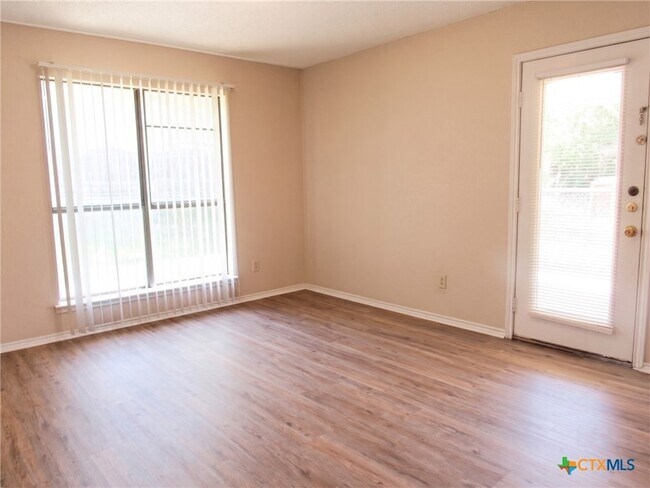 Foto del edificio - 1706 Wickfield Way