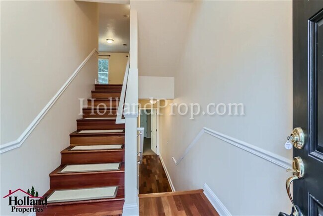 Foto del edificio - COMING SOON!!! Spacious 3-Bedroom, 3-Bath ...