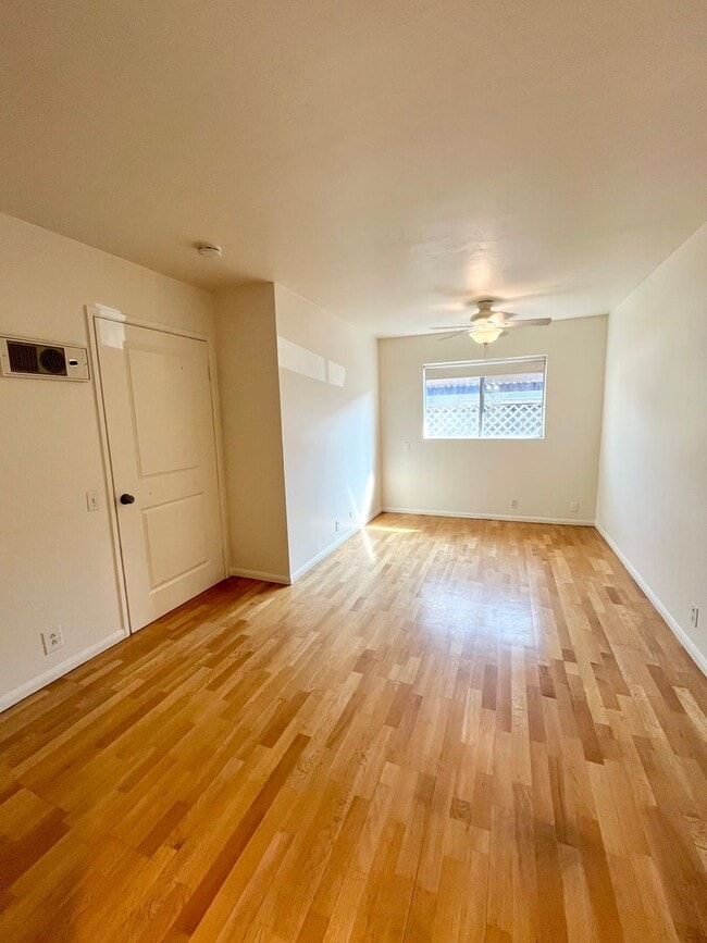 Building Photo - Charming 2 Bed 2 Bath Condo with Washer and Dryer!