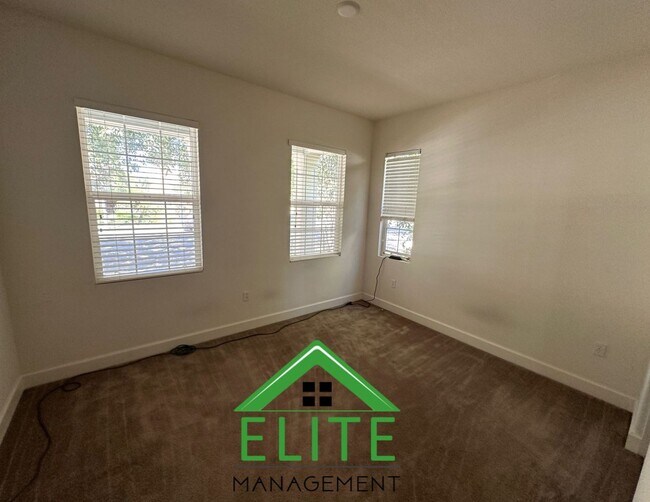 Building Photo - Spacious and Stylish 4-Bedroom Home in Des...