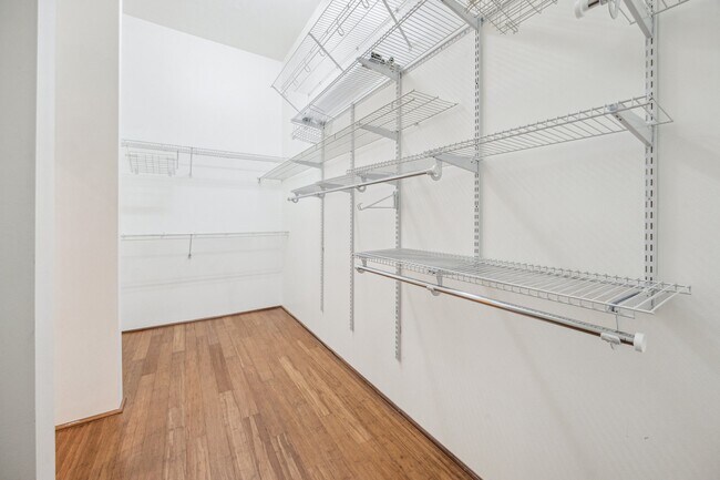 Building Photo - 705 Main St