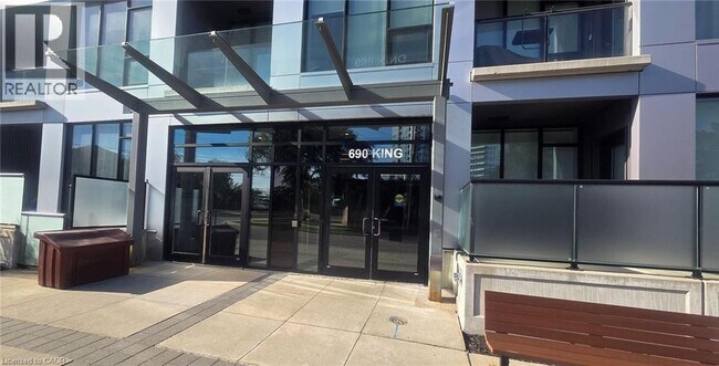 Photo du bâtiment - 690 King St W